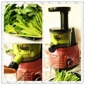菠菜洗净，切的略微短一些。开启原汁机，放入菠菜榨汁待用。