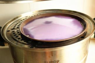 蒸锅加水烧开，放入盘子盖盖蒸2分钟即可。