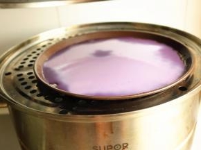 蒸锅加水烧开，放入盘子盖盖蒸2分钟即可。