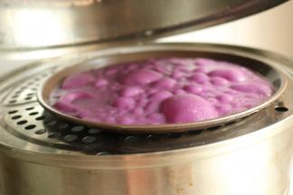 蒸好的凉皮会鼓起大泡，这样就表示熟了。