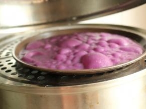 蒸好的凉皮会鼓起大泡，这样就表示熟了。