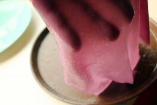 蒸好的透亮的紫色凉皮。