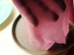 蒸好的透亮的紫色凉皮。