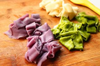 凉皮切成条状，宽窄随意。