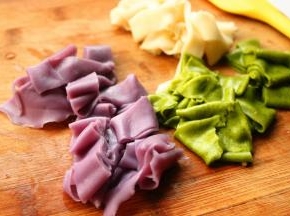 凉皮切成条状，宽窄随意。