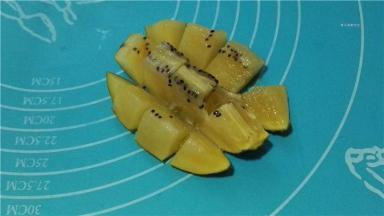 将奇异果去皮切丁；