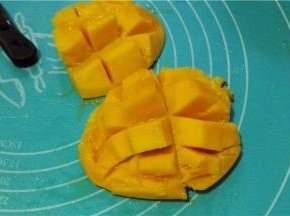 将芒果去皮切丁；