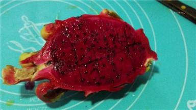 火龙果切丁；