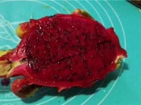 火龙果切丁；