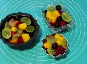 将处理好的水果均匀地放入容器中备用。这里要注意表面水果的色彩搭配。
