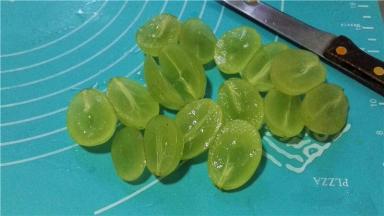 葡萄对半切开后去核。