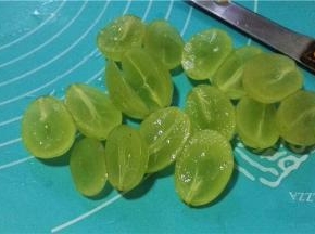 葡萄对半切开后去核。