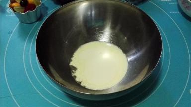 开始熬制沙巴翁，将细砂糖20克、朗姆酒15毫升和淡奶油35毫升放入碗中。