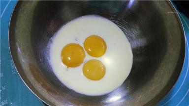 放入3个蛋黄；
