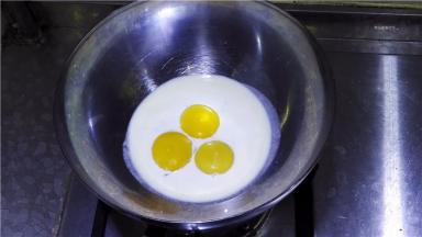 在锅中倒入清水，大火煮沸后转中火，将装有蛋液的碗放入蒸锅中，确保碗底不接触水（碗底不接触水是为了防止蛋液在加热的过程凝固）。