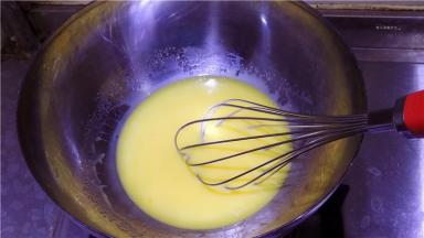 边蒸边用打蛋器充分搅拌至糊状。
