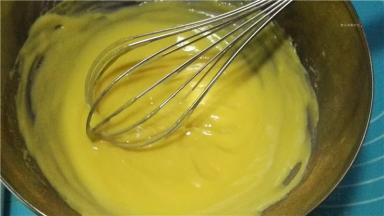 当蛋液搅拌至浓稠时离火继续搅拌。