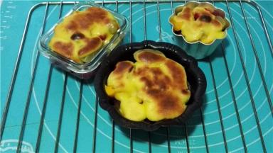 烤8分钟左右至蛋糊的表面凝固，略微上色即可。