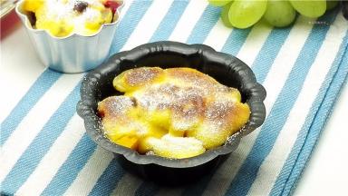 在食用时撒上适量糖粉作为装饰。