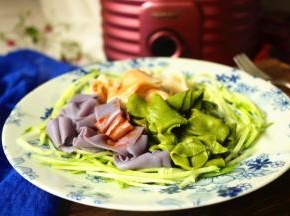 黄瓜切细丝，铺在盘子里，凉皮铺在上面，浇上自己喜欢的料汁，即可。