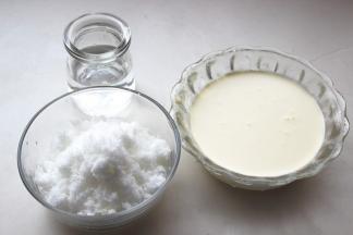 食材称量好，其实没那么准确，如果糖量大，焦糖酱会浓稠一些，奶油多一些，会相对稀一些。水的分量只需要把砂糖融化开就好，熬煮的时候都会挥发掉。