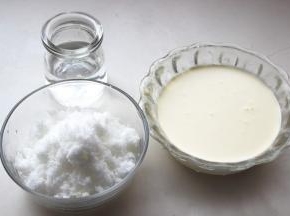 食材称量好，其实没那么准确，如果糖量大，焦糖酱会浓稠一些，奶油多一些，会相对稀一些。水的分量只需要把砂糖融化开就好，熬煮的时候都会挥发掉。