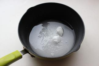 水和砂糖倒入不粘锅内，用不沾锅比较好操作一些。