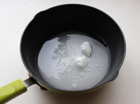 水和砂糖倒入不粘锅内，用不沾锅比较好操作一些。