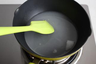 锅放在炉子上，开始烧，可以适当搅拌一下加速砂糖融化。