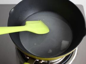 锅放在炉子上，开始烧，可以适当搅拌一下加速砂糖融化。