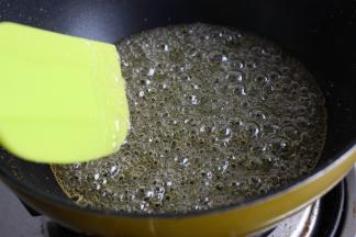 出现微微的焦糖色了，要注意及时搅拌，糖色渐渐加深。