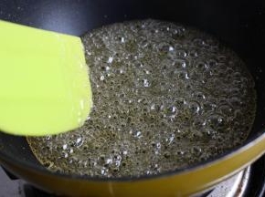 出现微微的焦糖色了，要注意及时搅拌，糖色渐渐加深。