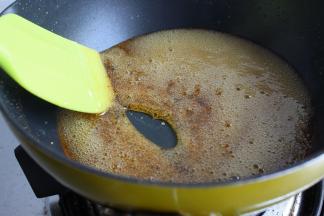 开始出现琥珀色。