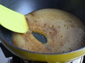 开始出现琥珀色。