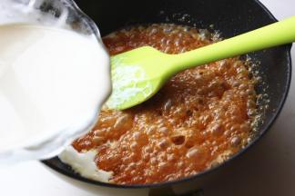 沿着锅边加入淡奶油，要小心搅拌，会冒大泡。