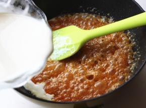 沿着锅边加入淡奶油，要小心搅拌，会冒大泡。