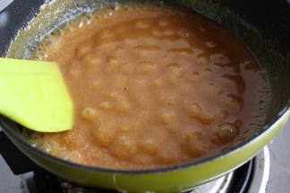 淡奶油全部加入后，部分焦糖会因为受冷凝结成块，没关系，再开火小火加热一会至焦糖溶解即可，开始冒大泡泡就好了。