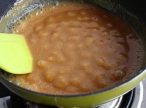 淡奶油全部加入后，部分焦糖会因为受冷凝结成块，没关系，再开火小火加热一会至焦糖溶解即可，开始冒大泡泡就好了。