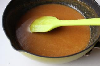 熬好的奶油焦糖酱，是这个样子的，浓稠顺滑，颜色也很漂亮。