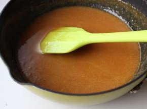 熬好的奶油焦糖酱，是这个样子的，浓稠顺滑，颜色也很漂亮。