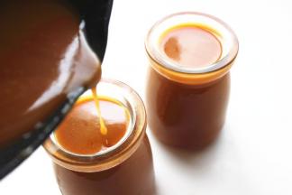 煮好的瓶子晾干水汽，将温热的奶油焦糖酱倒入，密封大概可以保存几个月。