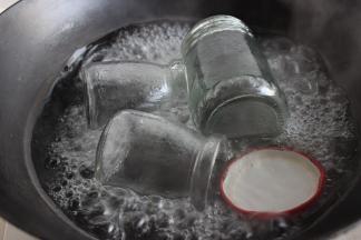 煮几个瓶子，煮开后再煮3分钟，这样可以避免杂菌感染而坏掉。