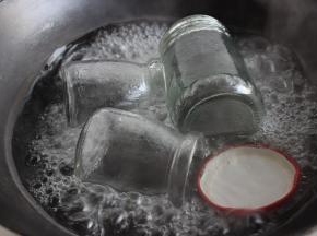 煮几个瓶子，煮开后再煮3分钟，这样可以避免杂菌感染而坏掉。