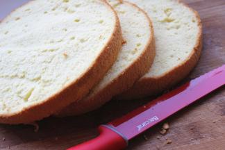 先烤一个8寸戚风，平均分成3片