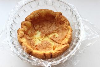 切成四片的蛋糕片对齐铺在大碗底部，大碗底部先铺上保鲜膜。