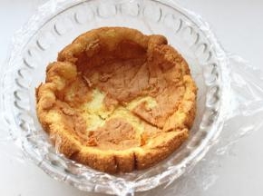 切成四片的蛋糕片对齐铺在大碗底部，大碗底部先铺上保鲜膜。