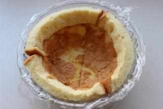 把长条的蛋糕片围在周围，让蛋糕和盘子平，我这个盆有点大了，所以用是三条