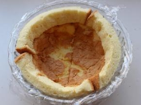 把长条的蛋糕片围在周围，让蛋糕和盘子平，我这个盆有点大了，所以用是三条