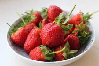 草莓洗净晾干水分，留一部分不去蒂待用，其余的去蒂切小块