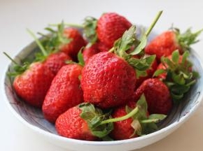 草莓洗净晾干水分，留一部分不去蒂待用，其余的去蒂切小块